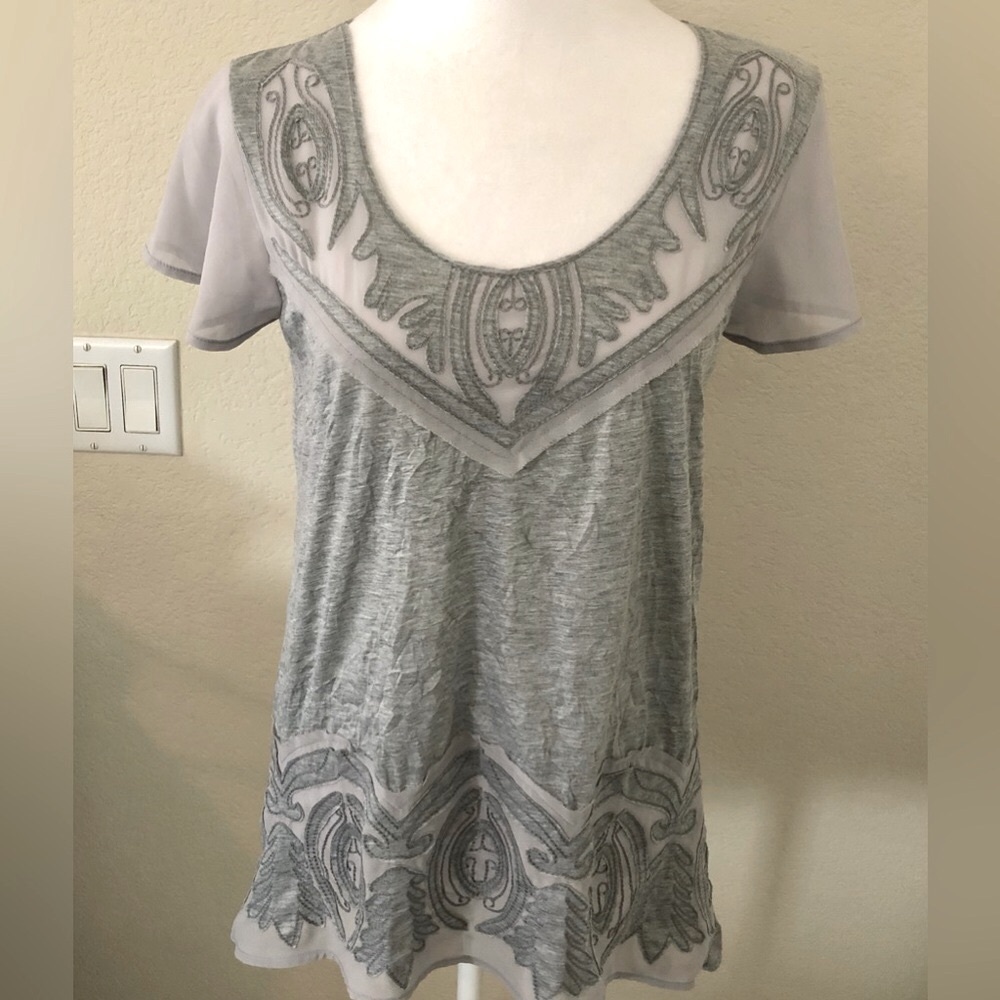 Sundance Gray Blouse W/Chiffon Flutter Sleeves Appliqué Detail Crinkly Fabric